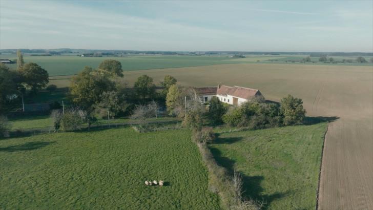 Une maison isolée en campagne, vue du ciel